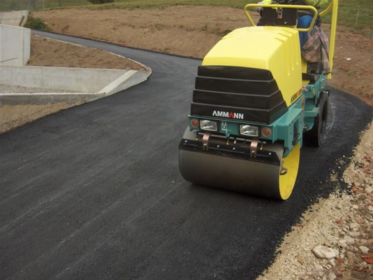 Bild Einbau Asphalt bei Zufahrt